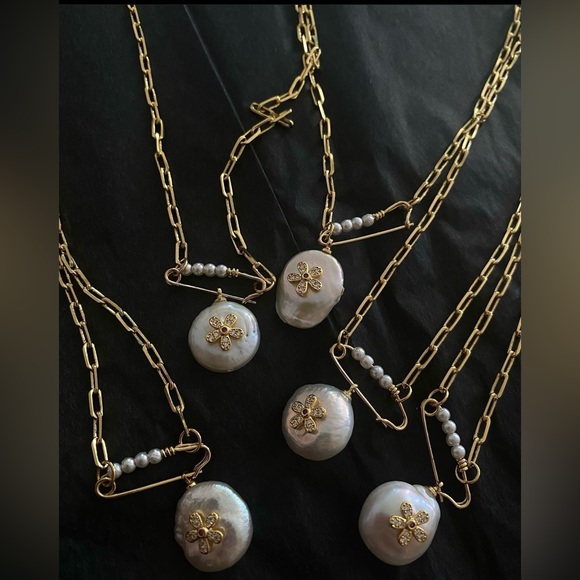 24K gold plated chain with natural pearl and cubic zirconia stone flower 🌸 - Picture 3 of 3